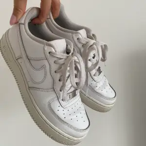 Nike air force 1, använda med slitningar på insidan av skorna vid hälen, går säkert att göra rent mer 🤍