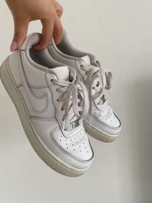Nike air force - Nike air force 1, använda med slitningar på insidan av skorna vid hälen, går säkert att göra rent mer 🤍