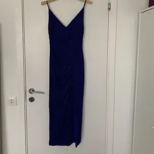 Superfin blå glittrig balklänning (aldrig använd) Köpt från Australien.  Pris kan diskuteras 🫶🏻