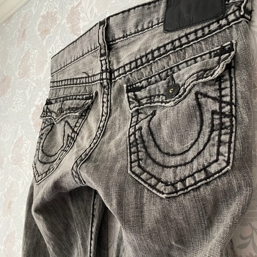 True Religion Ricky Super T Relaxed fit for a baggy and comfy fit. Lovely pair for the summer!  Waist - 44cm Inseam - 82 Leg opening - 23. Jeans & Byxor.