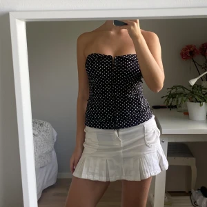 VOLANGKJOL VIT - Så snygg volangkjol!! Helt ny och passar perfekt till sommaren och så många outfits🫶🏼 Följ för liknande kjolar inom kort💫