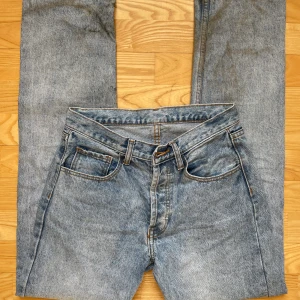 Stentvättade jeans - Säljer dessa jättefina raka jeans från Brandy! De är i nyskick utöver missfärgningar och lite slitningar längst ner, därav priset. Jeansen sitter jättebra, säljer då de inte är min stil💕 Midja: mid waist Midjemått: 76cm Innerbenslängd: 83cm