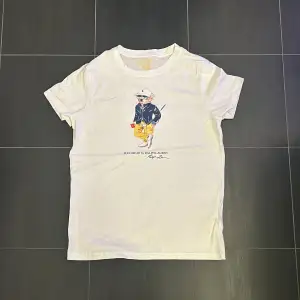 Snygg Ralph Lauren T-shirt som jag fick som present, men den passade inte min smak och därmed använd fåtal gånger, passar perfekt till sommarn och extremt klassisk! 