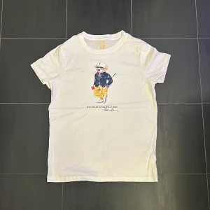 Ralph Lauren T-shirt - Snygg Ralph Lauren T-shirt som jag fick som present, men den passade inte min smak och därmed använd fåtal gånger, passar perfekt till sommarn och extremt klassisk! 