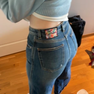 I AM HYSTERIC PT05 Flared Jeans  - Officiella i am hysteric PT05 jeans i storlek 36 (S-XS). Passform visas bäst i sista bilden! Köpta i Bordeaux 2022. Knappt använda, inget slitage alls Priset är sänkt till ca 80% av originalpriset pga märke, kvalitet och dess nyskick! 