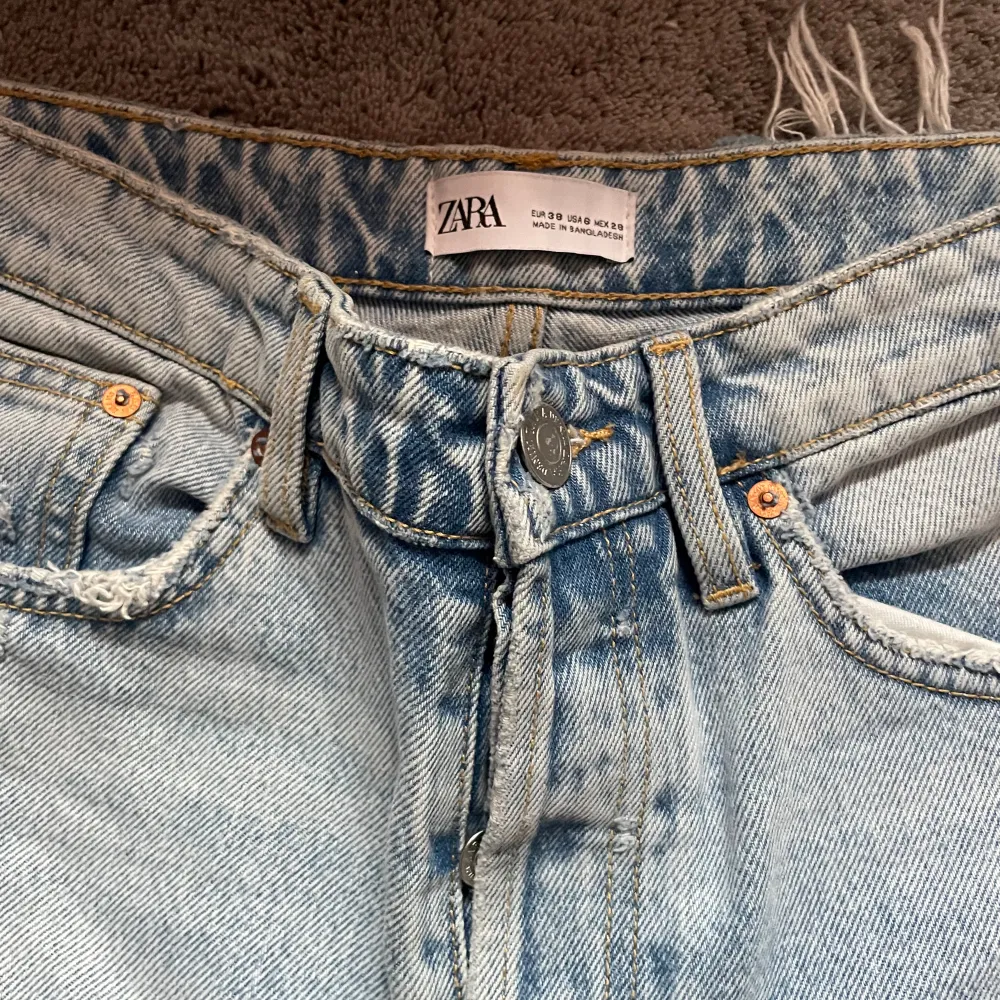 Jättefina jeans från Zara i strl M. Köpt för 499kr säljer för 219kr. Knappt använda   Pris kan diskuteras vid snabb affär 😊. Jeans & Byxor.