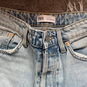 Zara jeans - Jättefina jeans från Zara i strl M. Köpt för 499kr säljer för 219kr. Knappt använda   Pris kan diskuteras vid snabb affär 😊