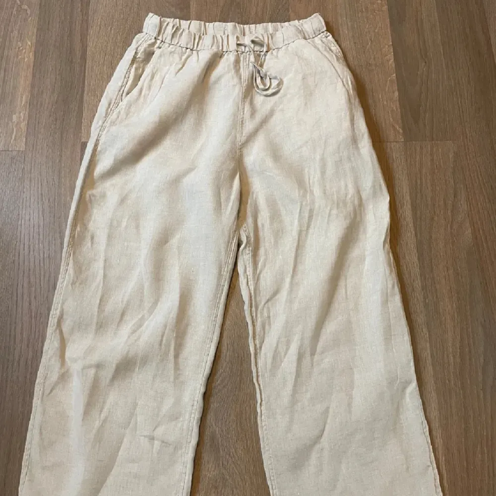 Linnebyxor från Arket i färgen beige i storlek XS.   Som nya - endast använda en gång. Nypris: 690 kr. Jeans & Byxor.