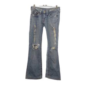 vintage äkta true religion jeans som jag aldrig använt, så snygga i bra använt skick. midjemått 73cm, innerben 74cm. storlek 26. hälen e lite snyggt trampad, skriv för frågor elr mer bilder❤️ (kan ej skicka bild på pga för små) pris kan diskuteras 