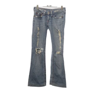 true religion jeans - vintage äkta true religion jeans som jag aldrig använt, så snygga i bra använt skick. midjemått 73cm, innerben 74cm. storlek 26. hälen e lite snyggt trampad, skriv för frågor elr mer bilder❤️ (kan ej skicka bild på pga för små) pris kan diskuteras 