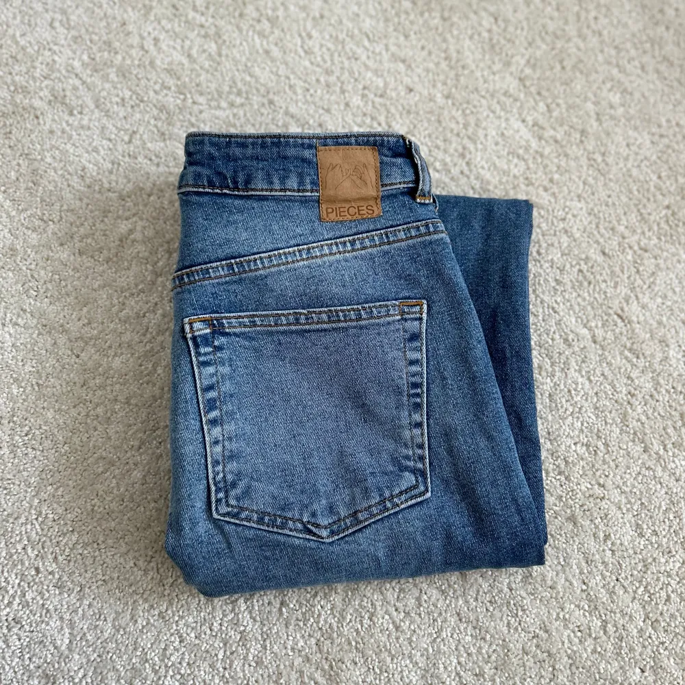 Blåa jeans i storlek S, använda fåtal gånger så inget slitage alls finns.☺️. Jeans & Byxor.