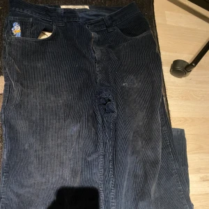 Polar 93 - Säljer mina mörkblåa polar 93 cord då dom inte använda så mycket längre lite heelbite och en limfläck på dom men annars bra skick. Skriv för mer info