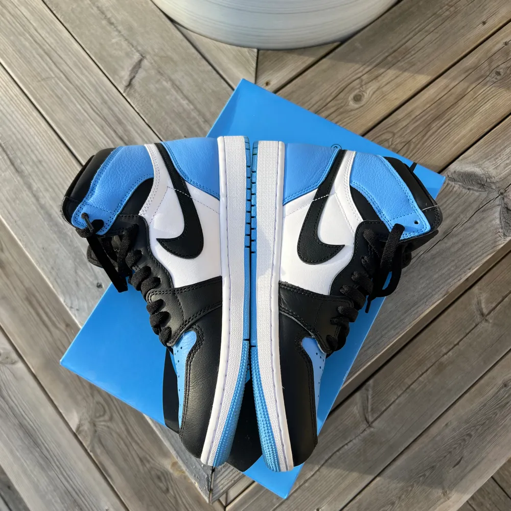 Jordan 1 High UNC TOE. Köpta på SNS. Extra snören tillkommer. Skick: 9,5/10. Storlek 43. Skor.