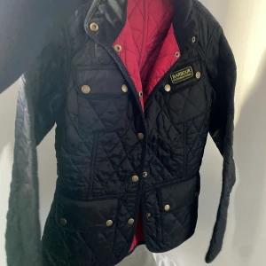 Barbour jacka  - Äkta barbour jacka. Säljes för 1500kr pris kan diskuteras vid snabb affär. Storlek 34, köpt på Butiken på Landet  i Söderköping. 