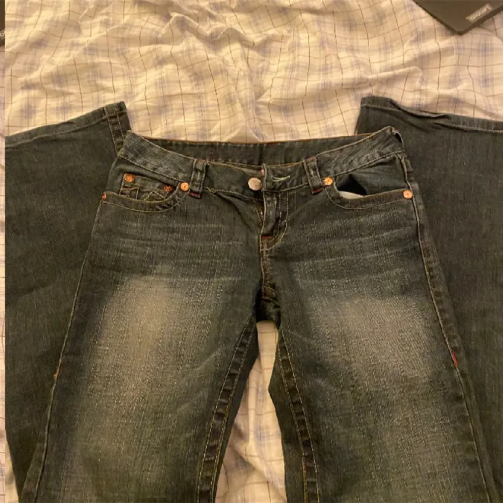 Säljer dessa sjukt coola och snygga true religion jeansen! Dem är lågmidjade och bootcut!❤️ Midjemått: ca 36cm (rakt över) Innerbenslängden: ca 83cm  Dem är i nyskicka och har inga defekter!❤️. Jeans & Byxor.