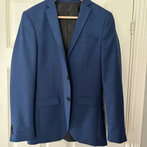 Kostym - Säljer nu denna riktigt snygga kostymen för att jag växt ur den. Jack&Jones. Storlek 44  Skick 8,5/10