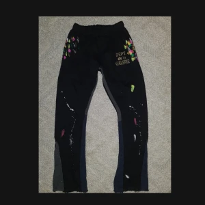 Gallery dept flared joggers - Helt nya, endast använt 1 gång för prövning. Storlek: M, men de passar som en S. Vill bli av med dem ASAP