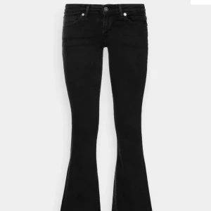 Svarta low waist jeans  - Säljer mina oblygt svarta bootcut jeans, aldrig använda och är slut på hemsidan. Köpte för 450kr 