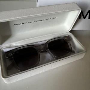 Chimis  - Solglasögon från Chimi i modellen 04 som är perfekt nu till sommaren. I nyskick🩷