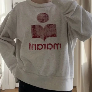 Isabel marant tröja  - Äkta Isabel marant tröja❤️🥰 trycket har försvunnit en del se sista bilden, själv tycker jag bara de gör tröjan änu coolare!!😍