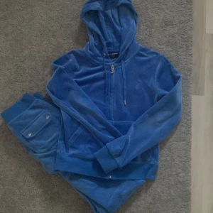 Juciy cutore  - Blått juciy sett, tröjan är i storlek S och byxorna i XXS. Det finns möjlighet till att köpa en del av settet