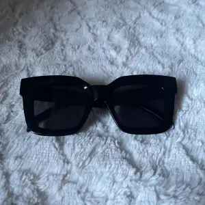 Solglasögon från Glitter, använda två gånger! 😎Använd gärna köp nu(: