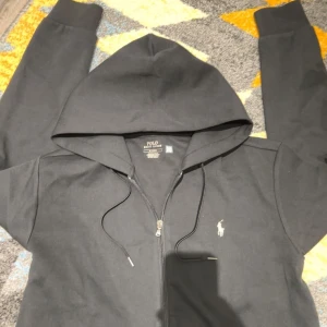 Polo Ralph Lauren (storlek M) - Hej, säljer nu min polo Ralph lauren zip kofta. Kan mötas i Sthlm men även frakta om de önskas.