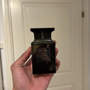Tom Ford oud Wood  - Letar byten till min tom Ford oud Wood 100 ml. Mängd enligt bild. Kvitto och box finns. Kan även säljas till rätt pris. 