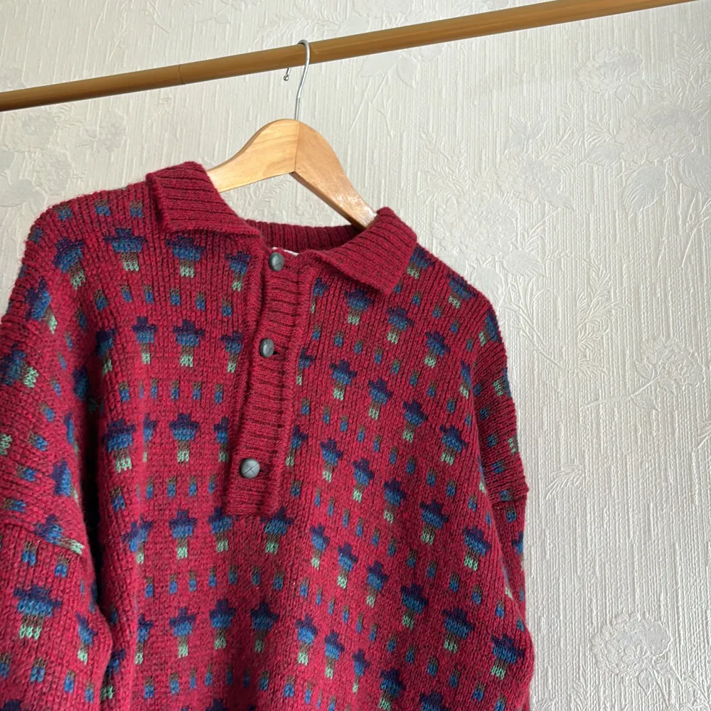Köp en fin stickad tröja från NOI UOMO! 31% ull, 45% polyester. Aldrig Använd, bara testad.. Tröjor & Koftor.