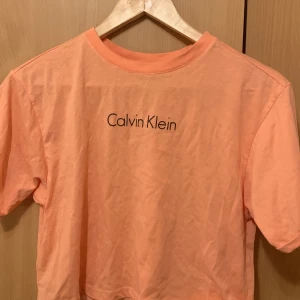 Calvin Klein magtröja! - Mer korall än orange färg! Väldigt kort modell