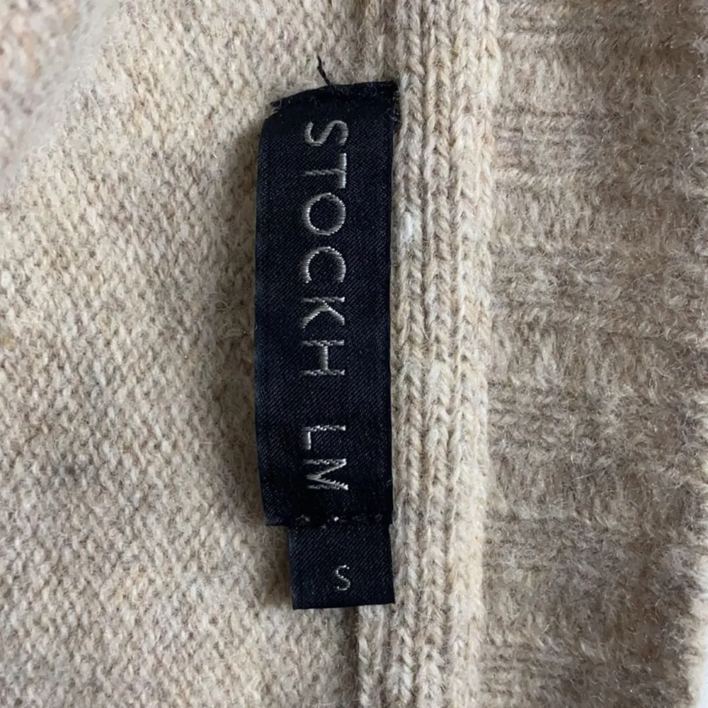 Super söt stickad tröja ifrån Stockholm LM. Den är i storlek S och är i delvis Kashmir🥰❤️. Stickat.