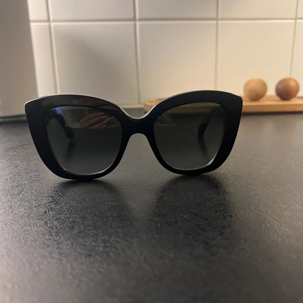 Svarta gucci solglasögon, använda vid ett fåtal tillfällen, väldigt fint skick.  Inga repor eller defekter   Ordinarie pris: ca 2000 köpta på Zalando . Accessoarer.