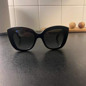 Svarta gucci solglasögon, använda vid ett fåtal tillfällen, väldigt fint skick.  Inga repor eller defekter   Ordinarie pris: ca 2000 köpta på Zalando 