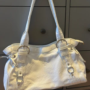 Vit vintage väska - En väska i bra skick med bra utrymme i. Ca 40 cm bred och 25 lång. Har några få hål där framme sedan innan men annars är den som ny 💗