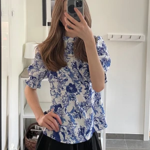 Mönstrad blus - En elegant blus från Holly and White by Lidex i superfint skick. Knappt använd. Originalpris 400 kr.