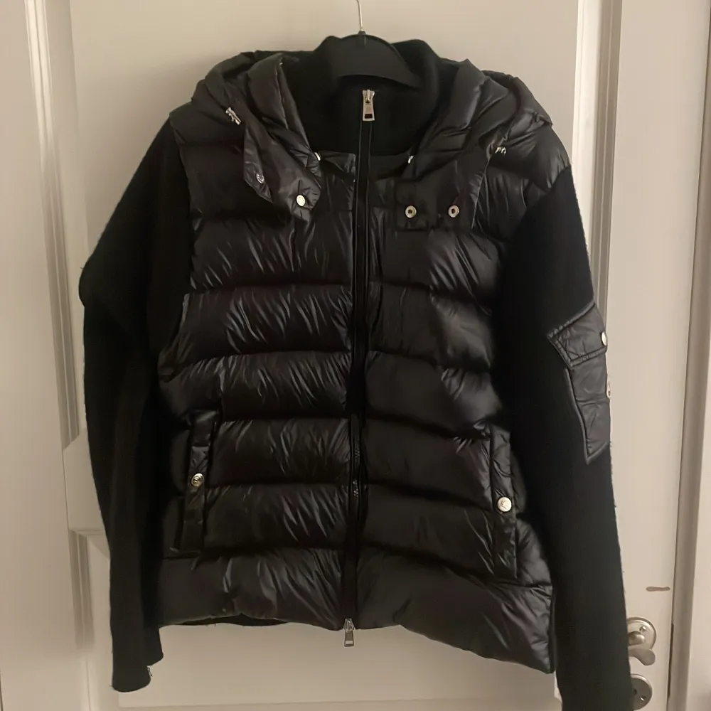 Säljer nu min moncler cardigan eftersom den är för liten för mig. Perfekt nu till sommaren eller nu till våren.NFC scan funkar perfekt.. Jackor.