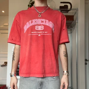 BALENCIAGA T-Shirt - Otroligt fin Distressed Logo Print Tee av Balenciaga Köpt på No Cricket Stockholm  Älskar denna men behöver pengarna  Storlek XS passar M-L (Oversized) Jag är 187 cm lång