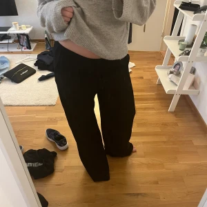 Linnebyxor  - Linnebyxor från zara perfekt nu till sommaren. Är i storlek L men skulle säga att de passar en m också om man vill att de ska sitta lite löst. Kontakta för fler bilder och pris.