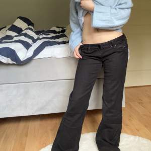 lågmidjade jeans från mavi. midjemått: 38 innerbenslängd: 72. inga defekter eller annat och är knappt använda. skriv vid frågor eller intresse 💓