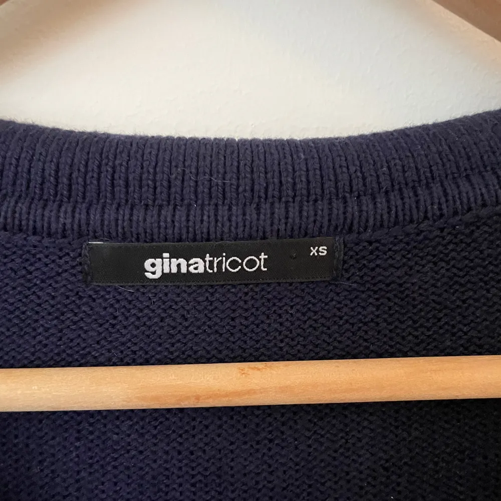 En fin tröja från Gina Tricot i superbra skick! Använd bara några få gånger. Originalpris 399 kr.. Stickat.