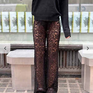 Vita och svarta spetsbyxor  - Säljer dessa spetsbyxor från design by si, har både vita och svarta. Säljer båda för 500 och styckvis för 300kr🫶