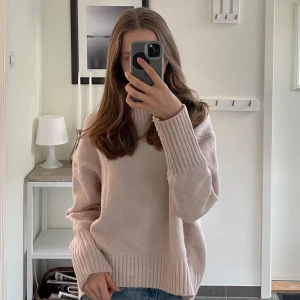 Rosa stickad tröja  - Jättesöt rosa stickad tröja från Hm i bra skick. Använd några få gånger.