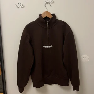 3/4 Zip - Säljer denna 3/4 Zip tröjan från Jack&Jones, nypris ligger på 500 kr, mitt pris 159! Top klass skick