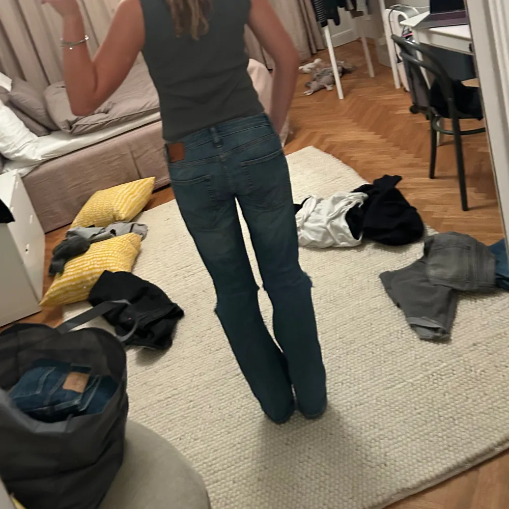 As snygga jeans med hål. Jag är 176 cm. Innebenslängd 88cm Midjemått 37cm. Jeans & Byxor.