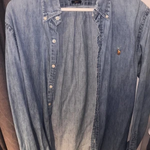 Polo Ralph Lauren skjorta - Riktigt laidback skjorta från ralph lauren. Storlek M, slim fit.  Vet inte riktigt nypris på den men bör ligga runt 1400-1600kr säljer den för endast 349kr
