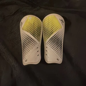 Fotbolls benskydd  - Här är ett par fotbolls ben skydd som är använda några gånger dem är väldigt bra med färgen är lite ut kletat och det har försvunnit lite färg, dem är händigt bra, det är kardborreband på som är väldigt bra❤️, priset kan diskuteras sen❤️