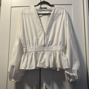 Blus med puffiga armar - Stilren blus i skjortmaterial. 