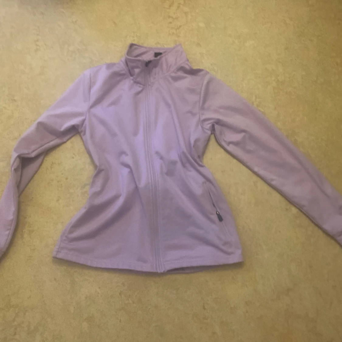En fin lila tränings tröja för barn 💜 - 91