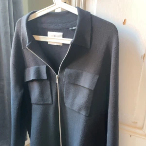 Jack & Jones Overshirt - säljer min overshirt som är i bomull, väldigt kashmir liknande Material, Storlek L passar M också. Nypris 800kr