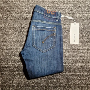 Dondup Jeans  - Tjena! Säljer ett par riktigt schyssta dondup jeans i modellen George. Skicket på jeansen är 9.5/10. Har du några frågor eller funderingar så hör av dig // IC_RESELL 